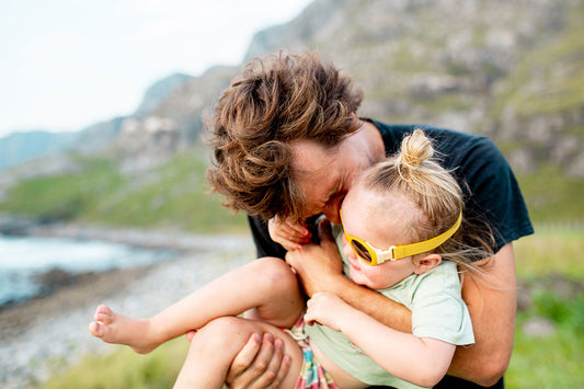 Father and daughter on the beach with Mokki Click & Change sunglasses